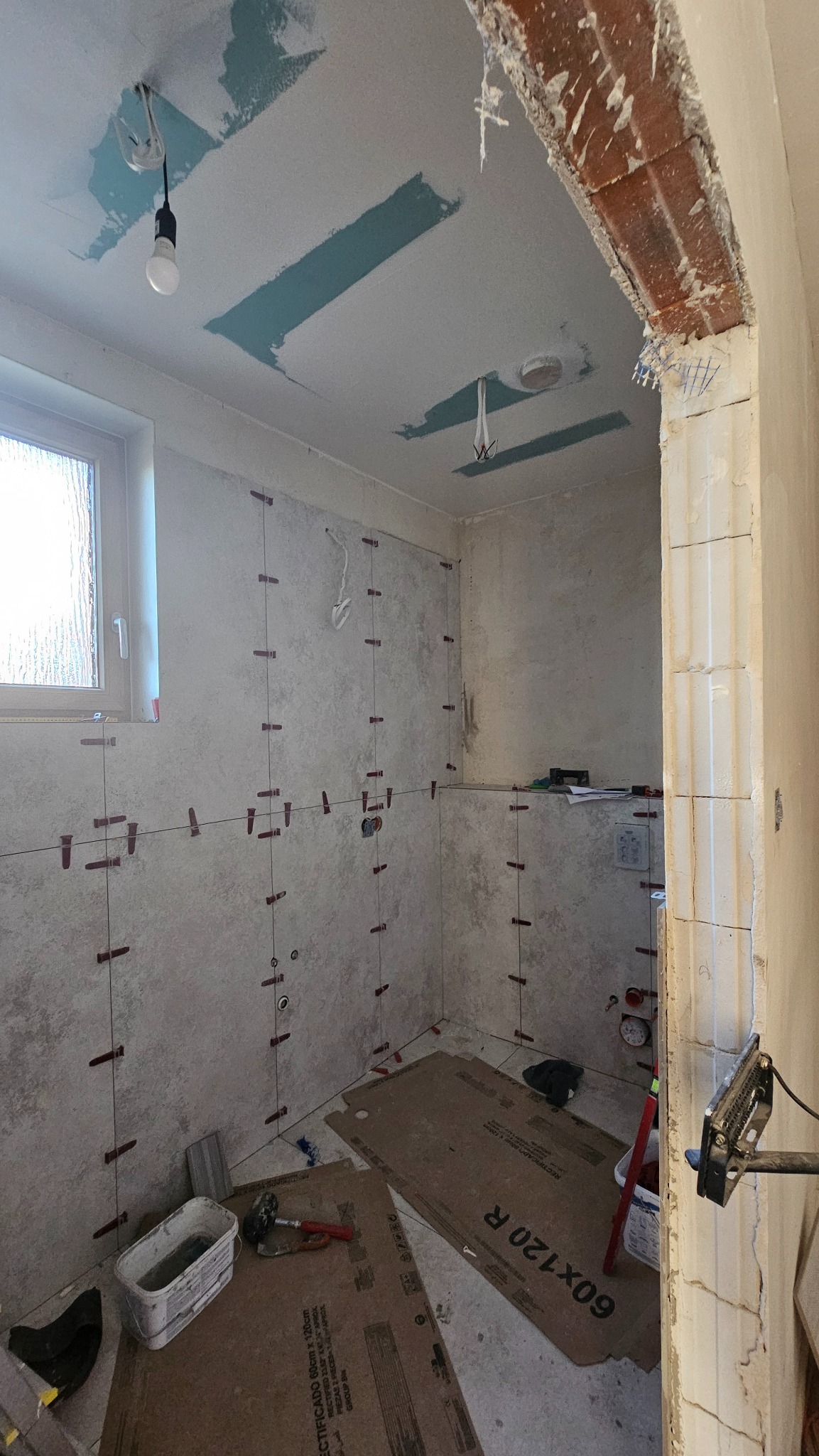 Prace wykończeniowe w łazience - glazura i wykonanie sufitu podwieszanego