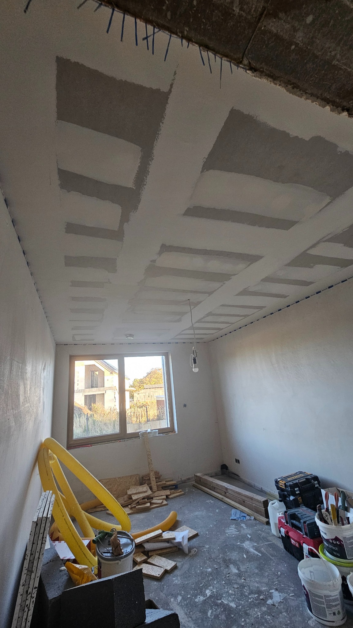 sufit podwieszany - szpachlowanie łączeń