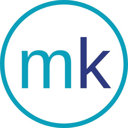Minimalistyczne logo 'mk' w okręgu, litera 'm' w turkusowym, 'k' w granatowym kolorze na białym tle. Prosty, nowoczesny design.