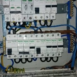 usługi elektryczne EL-N-PE - Rozdzielnia elektryczna z zamontowanymi bezpiecznikami Schneider Electric i okablowaniem w kolorach niebieskim, brązowym i żółto-zielonym.