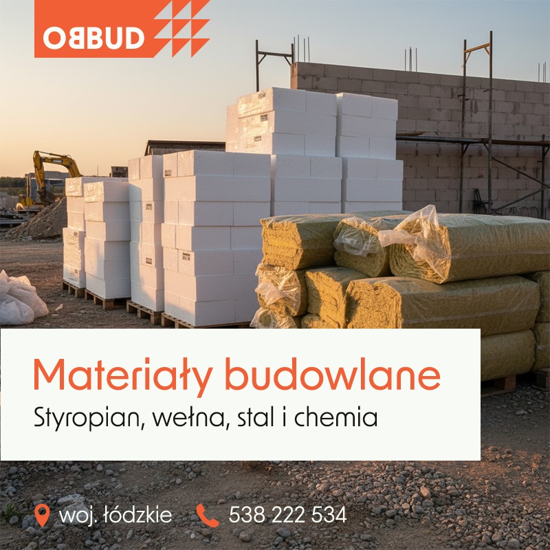 Styropian i wełna mineralna na paletach, w tle plac budowy z koparką i murem w surowym stanie. Materiały budowlane składowane na terenie budowy.