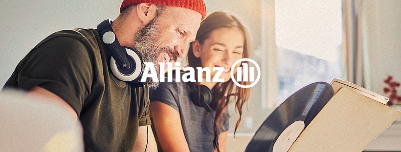 Uśmiechnięci ludzie z słuchawkami, przeglądają płyty winylowe. Widoczne logo Allianz. Jasne, naturalne światło. Przyjazna atmosfera.