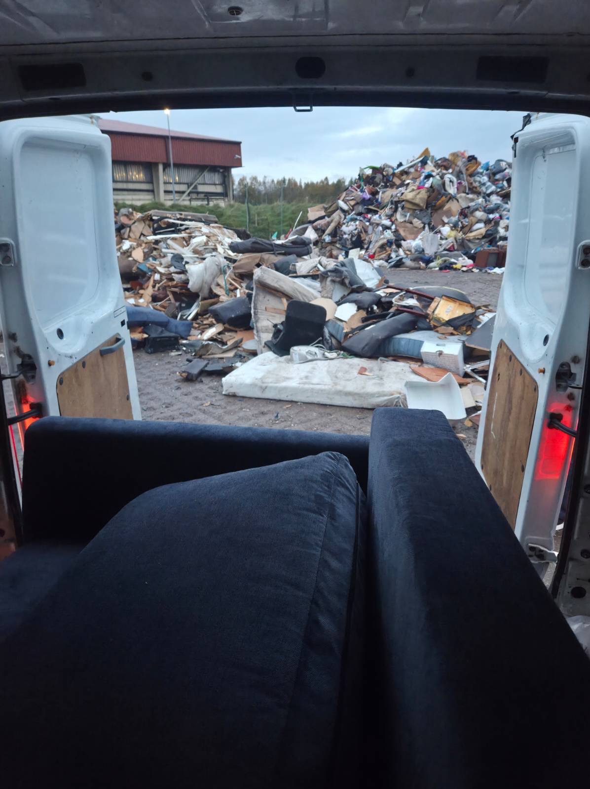 Transport kanapy do utylizacji🤝 Pozbywamy się gabarytów sprawnie i bez problemu!