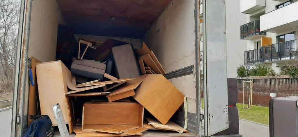 wywóz starych szafek i mebli