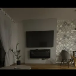 Salon z telewizorem i kominkiem elektrycznym pod nim. Na ścianie wzorzysta tapeta. Minimalistyczne wnętrze z rośliną w doniczce i okrągłym stolikiem kawowym.