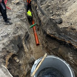 sieć sanitarna w drodze montaż 3 studni dla inwestycji realizowanej w ożarowie 