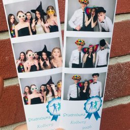 Obrazki z Budki - Dwie paski zdjęć z fotobudki z motywem studniówki, z różnymi grupami osób w przebraniach, trzymane na tle ceglanej ściany. Kolberg 2026.