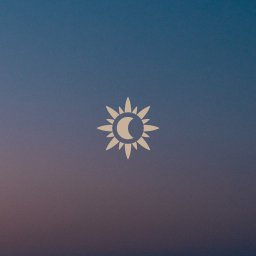 Emilia Hudak Graphic Design - Minimalistyczne logo: kremowy symbol słońca z księżycem w centrum na tle gradientu od błękitu do fioletu. Prosty, nowoczesny design.