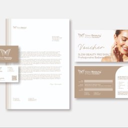 Emilia Hudak Graphic Design - Komplet materiałów firmowych Slow Beauty: papier firmowy z logo, wizytówka z kodem QR i voucher na profesjonalne badanie skóry. Elegancki minimalizm w beżowej tonacji.