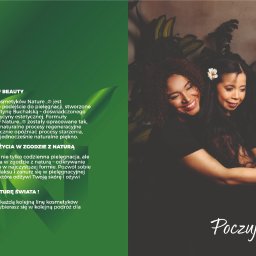 Emilia Hudak Graphic Design - Uśmiechnięte kobiety prezentują kosmetyki Nature na tle roślin. Naturalne produkty do pielęgnacji, podkreślone ciepłym oświetleniem, tworzą przyjazną atmosferę.