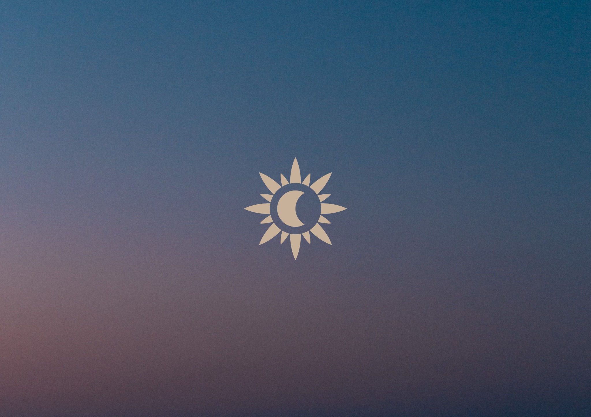 Minimalistyczne logo: kremowy symbol słońca z księżycem w centrum na tle gradientu od błękitu do fioletu. Prosty, nowoczesny design.