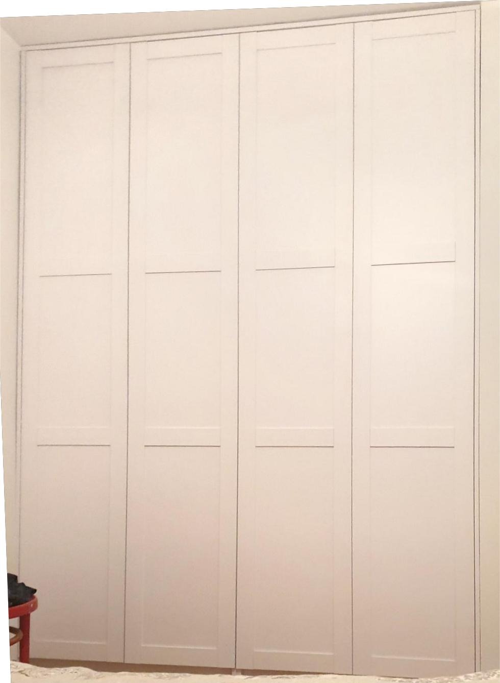 Biała, czterodrzwiowa szafa wnękowa z panelami, wbudowana od podłogi do sufitu. Minimalistyczny design, jasne wnętrze, widoczne detale wykończenia.