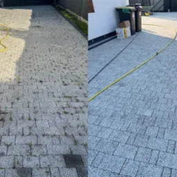 Efekt przed i po: szara kostka brukowa, po lewej zarośnięta chwastami, po prawej czysta. Żółty wąż ogrodowy na kostce. Widoczne pojemniki na śmieci.