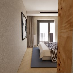 LISSE STUDIO PAWEŁ ŁYSKAWIŃSKI - Sypialnia z beżową, teksturowaną tapetą i drewnianą podłogą, widoczna z korytarza. Łóżko z pasiastą pościelą, duże okno balkonowe i abstrakcyjny obraz.