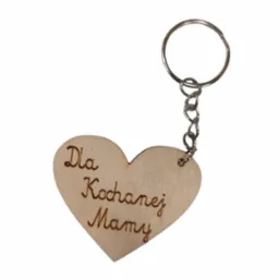 Drewniany brelok w kształcie serca z napisem 'Dla Kochanej Mamy', zawieszony na metalowym kółku, wykonany metodą obróbki CNC.