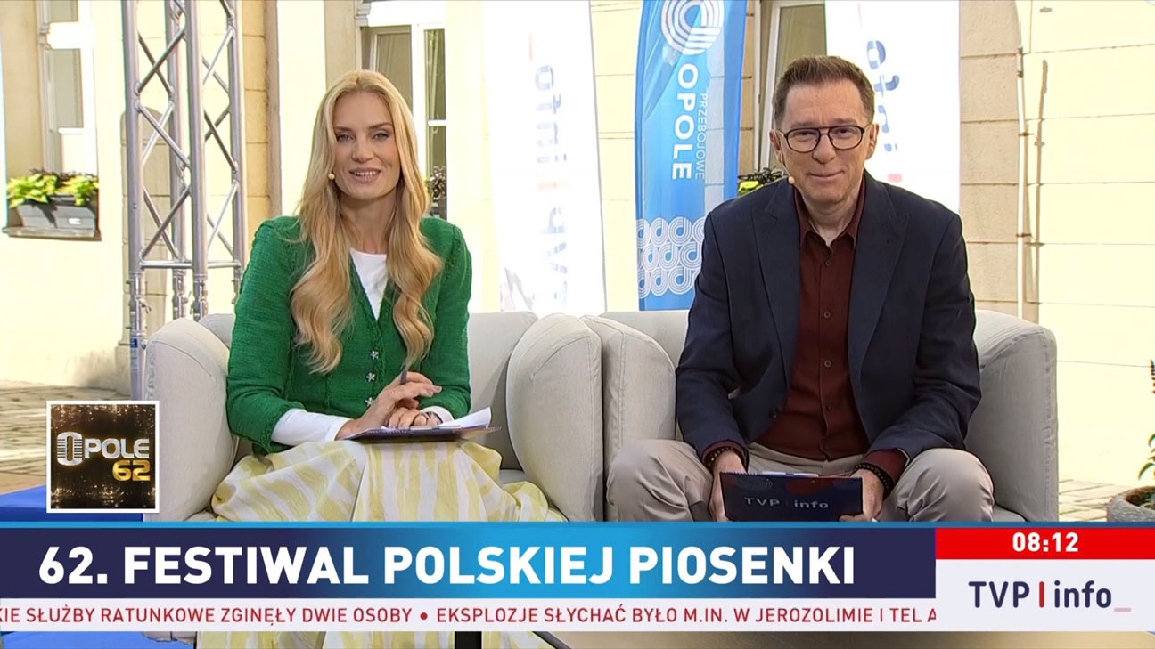 Dwoje prezenterów prowadzi relację z 62. Festiwalu Polskiej Piosenki w Opolu. Logo festiwalu i TVP Info widoczne w dolnej części kadru.