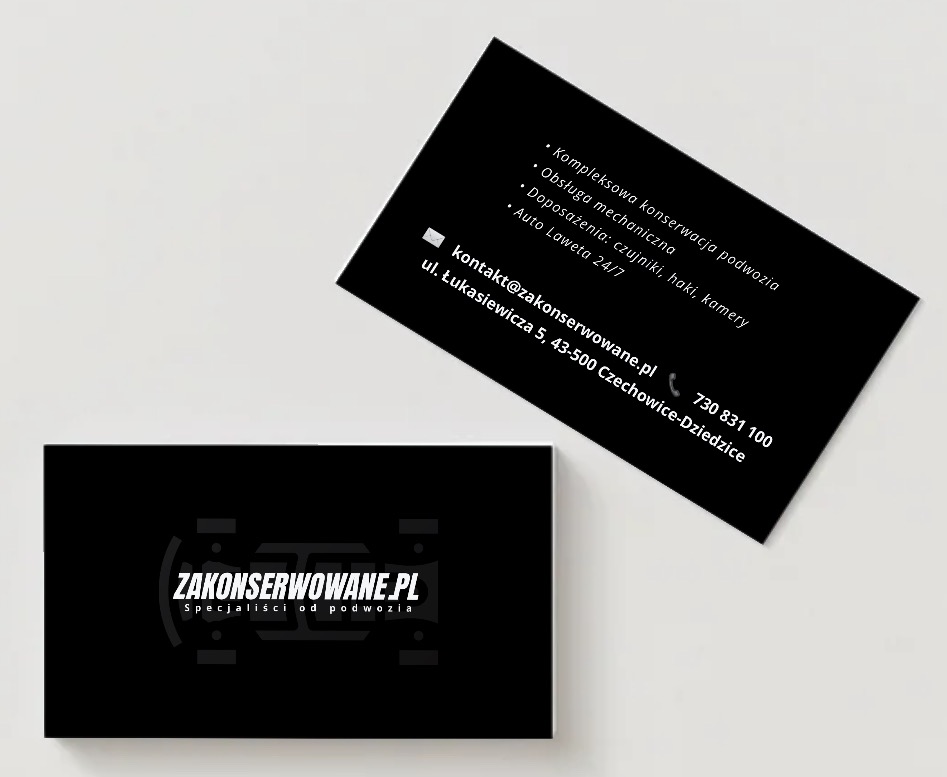 Eleganckie, czarne wizytówki firmy 'Zakonserwowane.pl' specjalizującej się w konserwacji podwozi, z adresem i numerem telefonu, na jasnym tle.
