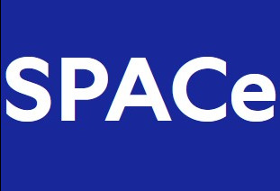 Niebieskie tło z białym napisem 'SPACE' z małą literą 'e', prosta typografia, minimalistyczny design strony Stowarzyszenia Polskich Kompozytorów Muzyki Audiowizualnej.