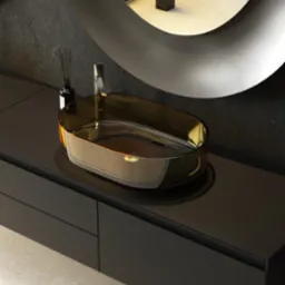 Nowoczesna łazienka: złota umywalka na czarnej szafce, okrągłe lustro z podświetleniem, minimalistyczny design i eleganckie wykończenie.