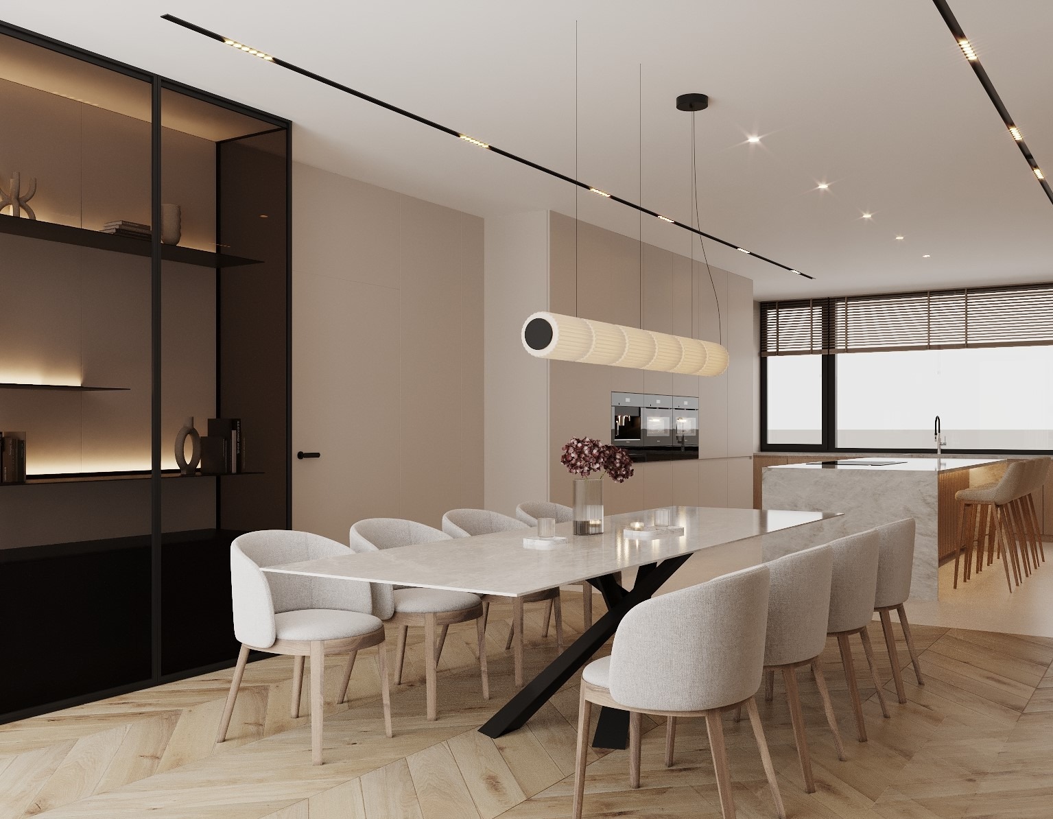 Minimalistyczna jadalnia z długim stołem z marmurowym blatem, krzesłami w odcieniach beżu i parkietem w jodełkę. Nad stołem podłużna lampa. W tle kuchnia z wyspą.