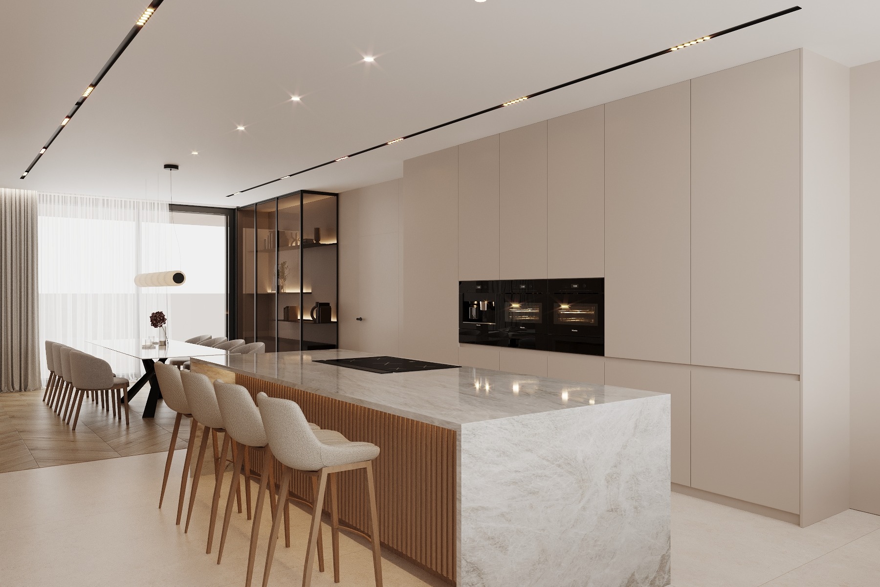 Nowoczesna kuchnia z wyspą z marmurowym blatem i drewnianymi panelami, krzesła barowe, stół z kwiatami, zabudowa kuchenna w beżach, oświetlenie liniowe.