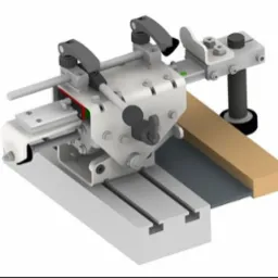Szczegółowy model 3D frezarki z elementami mocującymi, widok z góry pod kątem, prezentujący precyzję wykonania i złożoność konstrukcji.