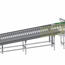 Grafika 3D przedstawia długi, metalowy przenośnik rolkowy z zakrętem, wsparty na stalowej konstrukcji. Widoczne elementy sterujące. Perspektywa izometryczna.