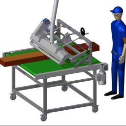 PROMI Projektowanie Maszyn Michał Prusaczyk - Model 3D maszyny przemysłowej z przenośnikiem taśmowym, z operatorem w uniformie, na szarym tle. Widoczne elementy konstrukcyjne, silnik i detale mechaniczne.