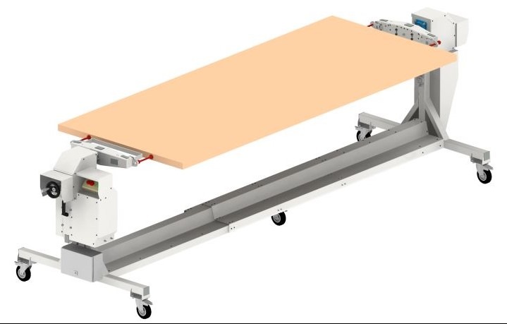 Precyzyjny stół podnoszony z blatem w kolorze brzoskwini, na kółkach, z elementami sterującymi. Widok z perspektywy, na białym tle, w neutralnym oświetleniu.