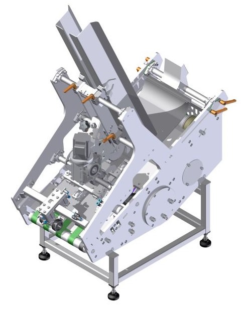 Model 3D maszyny przemysłowej na metalowej ramie, z widocznymi elementami mechanicznymi i przewodami. Perspektywa z góry ukazuje detale konstrukcyjne.