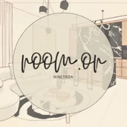 Szkic wnętrza z okrągłym logo 'room.or wnętrza'. Widoczny salon z sofą i stolikiem oraz kuchnia z marmurowym blatem. Całość w jasnej, stonowanej kolorystyce.