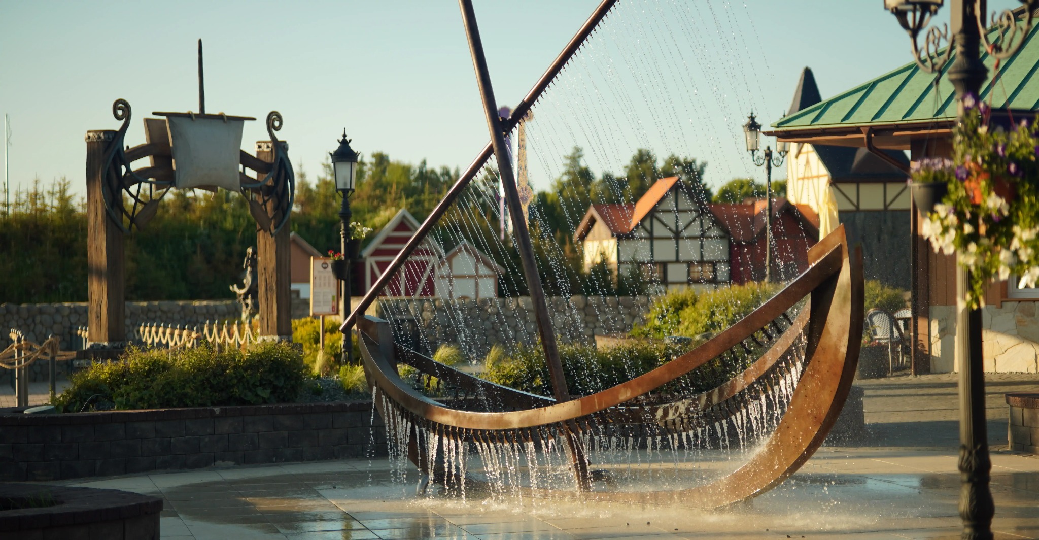 Fontanna w kształcie łodzi w otoczeniu budynków z muru pruskiego i dekoracyjnych elementów architektonicznych w stylu nawiązującym do wikingów.