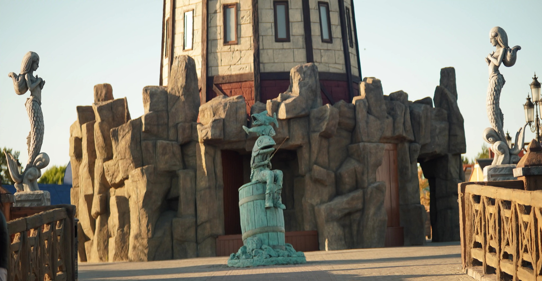 Tematyczny park rozrywki: rzeźby syren, fontanna z rybą, imitacja zamku z kamienia. Nietypowa architektura i dekoracje w plenerze.