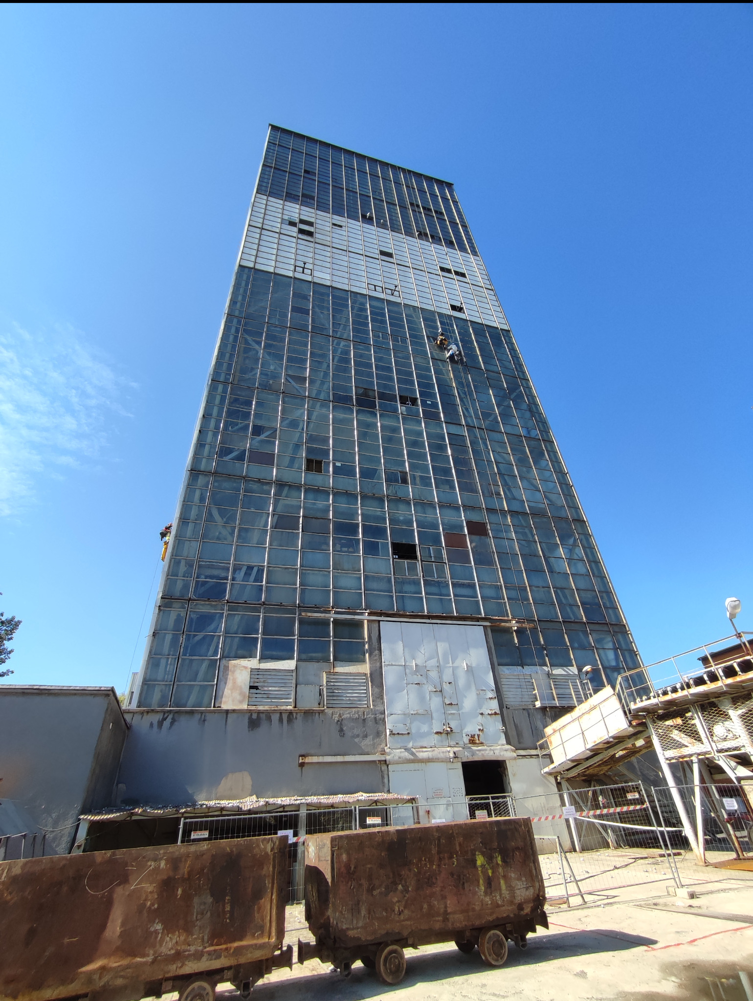 Wymiana opierzenia pionowego, poziomego oraz przeszkleń.