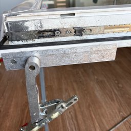 Wymiana zużytych elementów okuć