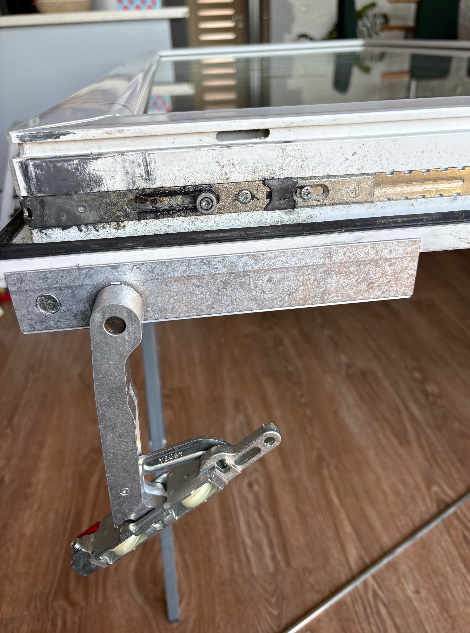 Wymiana zużytych elementów okuć