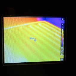 MATEUSZ BEKASIAK MB TECHNIK - Ekran kamery termowizyjnej z widocznym rozkładem temperatur, wskazujący na potencjalne straty ciepła. Temperatura oznaczona na 23.4 stopnie Celsjusza.