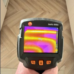 MATEUSZ BEKASIAK MB TECHNIK - Termowizja podłogówki w trakcie pomiaru kamerą Testo 868s. Widoczne rozłożenie ciepła na parkiecie w jodełkę. Pomiar temperatury 28 stopni Celsjusza.
