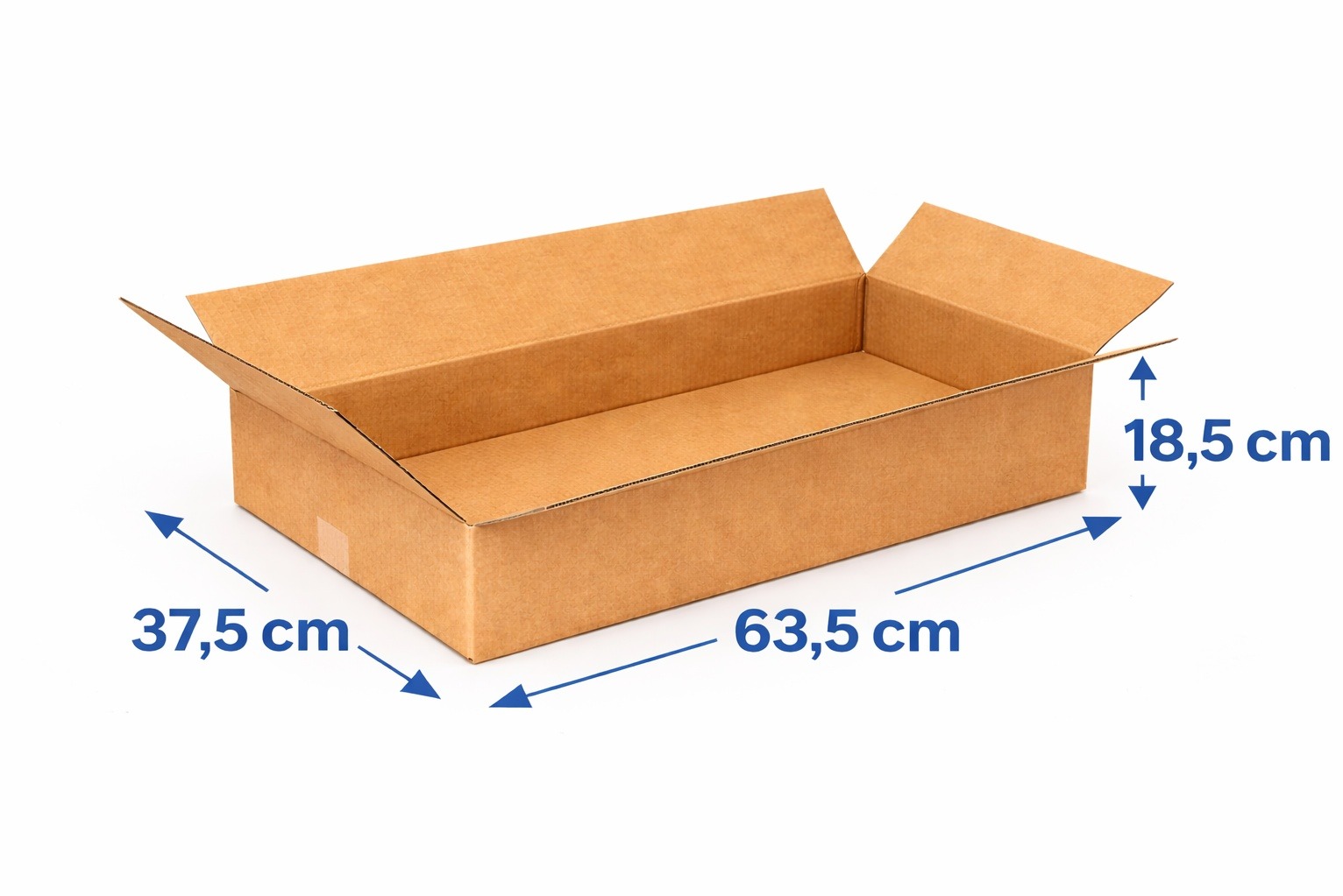 Otwarty karton z tektury falistej, z podanymi wymiarami: 63,5 cm długości, 37,5 cm szerokości i 18,5 cm wysokości. Widok z góry, na białym tle.