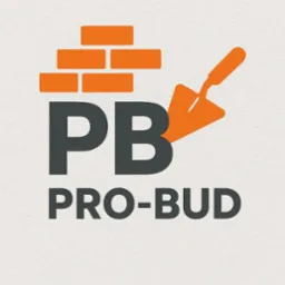 Logo firmy budowlanej PB Pro-Bud z motywem muru z cegieł i kielnią w pomarańczowych barwach na jasnym tle.