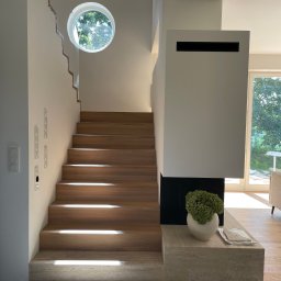 Projekt wnętrz domu w Konstancinie. Aranżacja domu w Konstancinie. ponad 200m2 Projektowane dodatkowo: Projekt mebli na wymiar. Projekt kominka. Projekt okien i elewacji. Projekt ogrodu z osiami widokowymi.