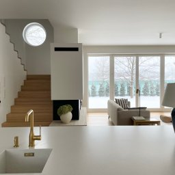 wedodesignpl projekt domu wyspa ze zintegrowanym zlewem złota bateria salon kominek schody drewniane