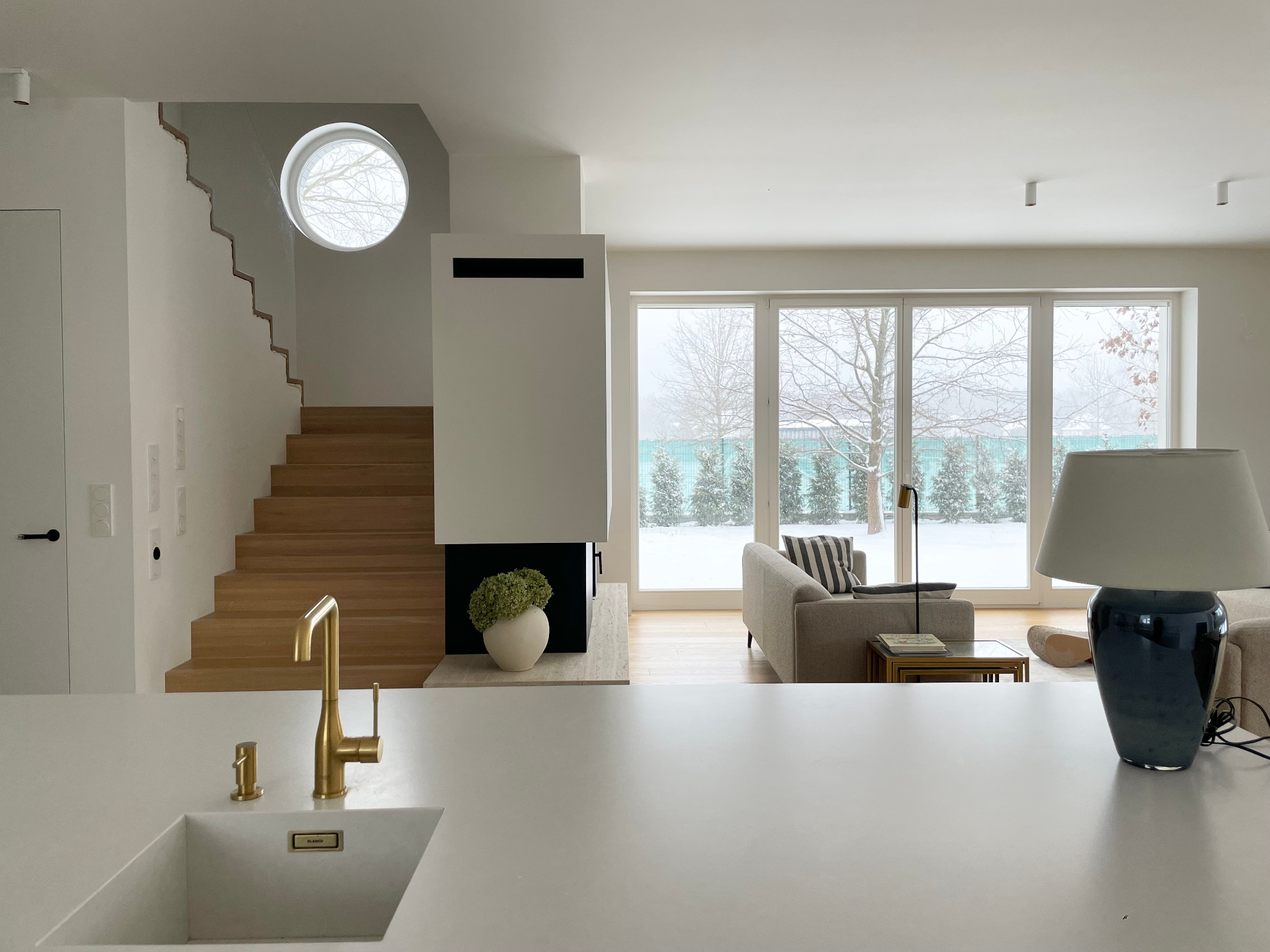 wedodesignpl projekt domu wyspa ze zintegrowanym zlewem złota bateria salon kominek schody drewniane