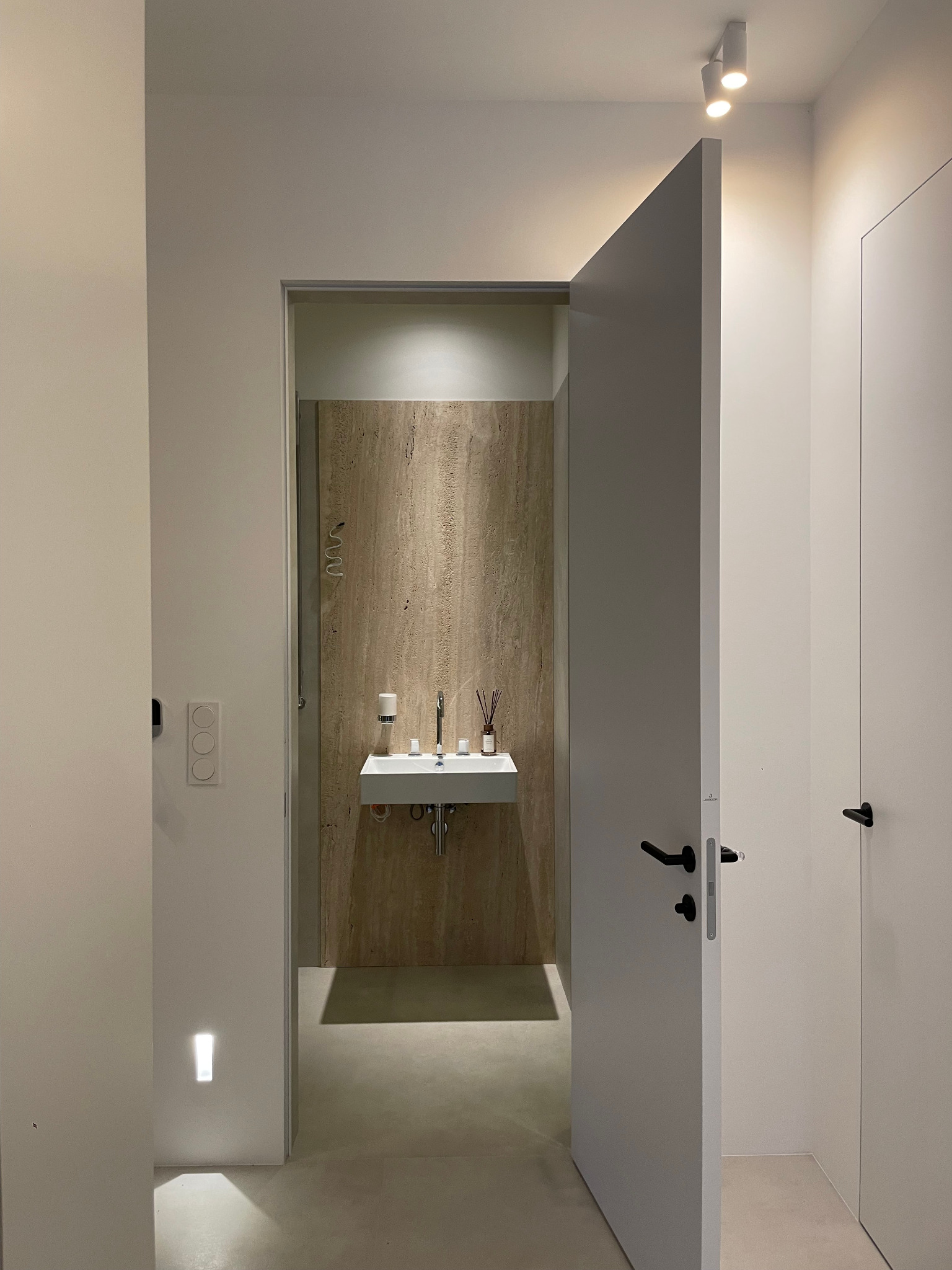 wedodesignpl lazienka drzwi z ukryta osieznica gres wielkoformatowy