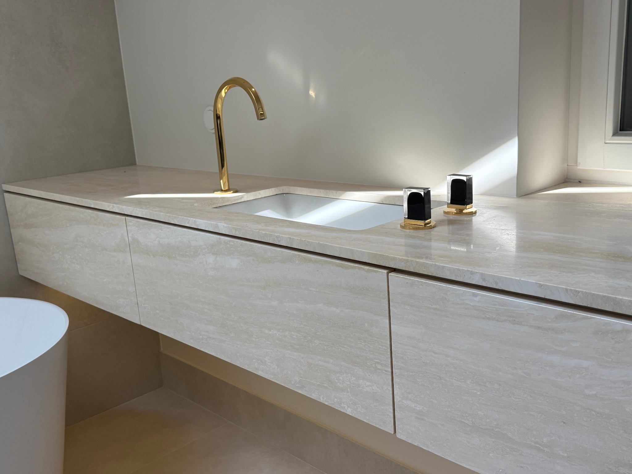 wedodesignpl lazienka wanna kamien bateria złota