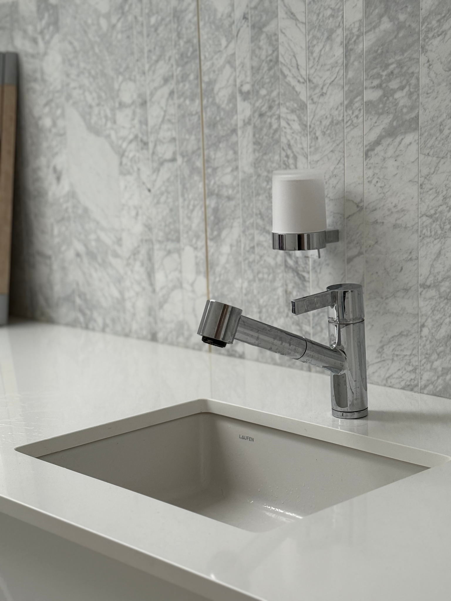 wedodesignpl pralnia kamien marmur jasny bateria chrom blat konglomerat