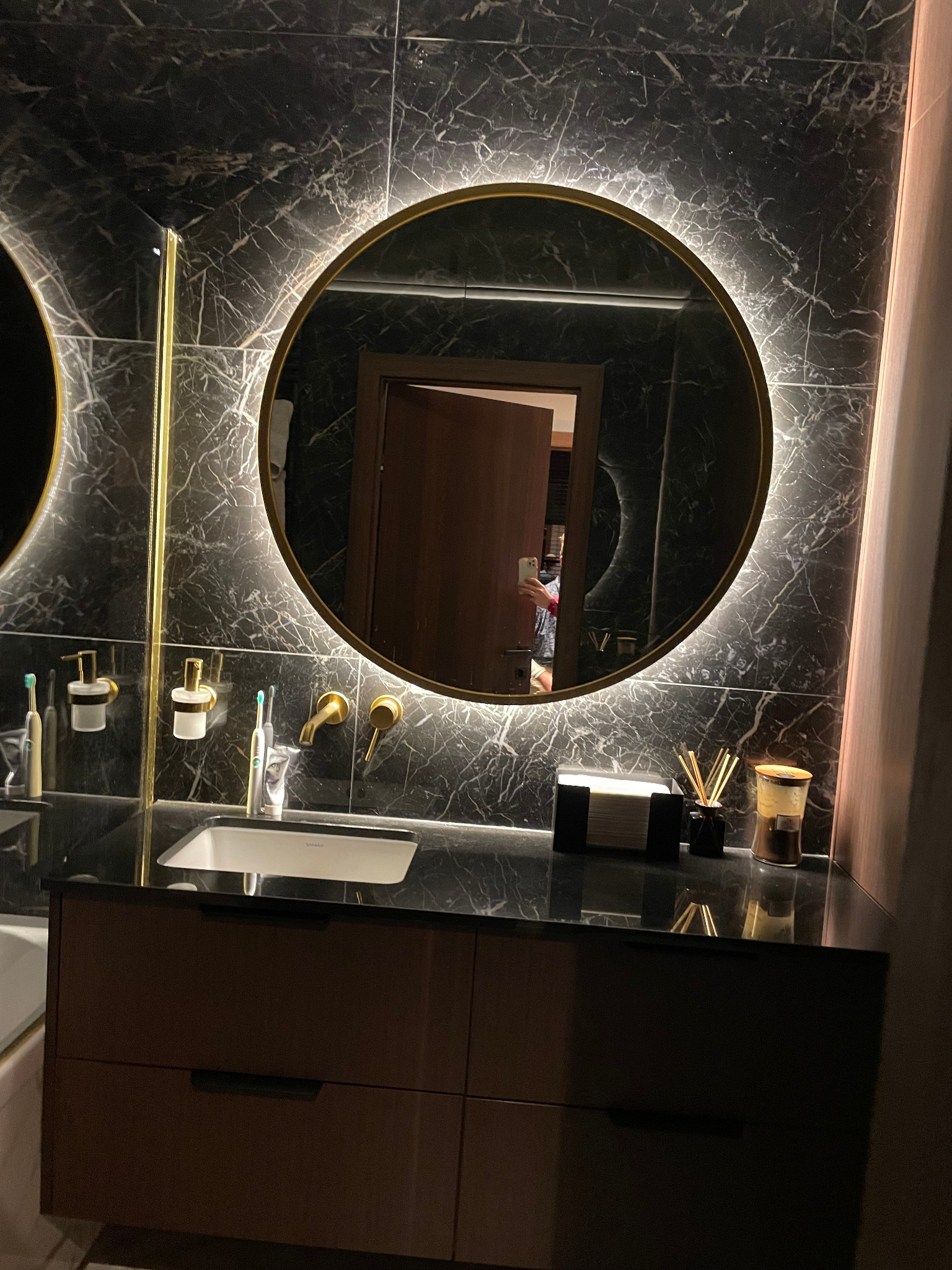 wedodesignpl lazienka czarny gres marazzi zlote baterie