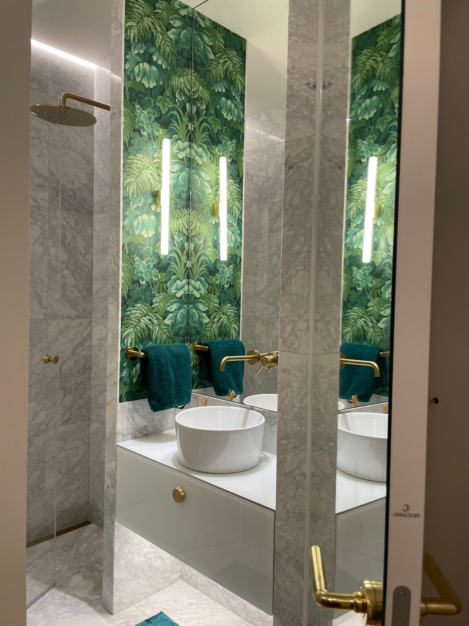 wedodesignpl lazienka kamien tapeta zlote baterie szczotkowane