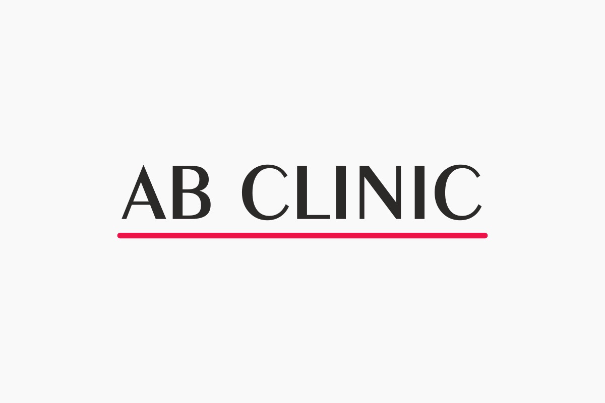 Logo AB Clinic na białym tle, czarny napis z czerwoną linią pod spodem. Minimalistyczny design, wyraźna typografia, nowoczesny wygląd.