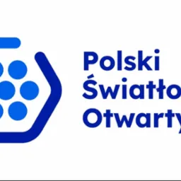 Niebieskie logo 'Polski Światłowód Otwarty' na białym tle, z symbolem sześciokąta i siedmiu kropek. Prosty, nowoczesny design.